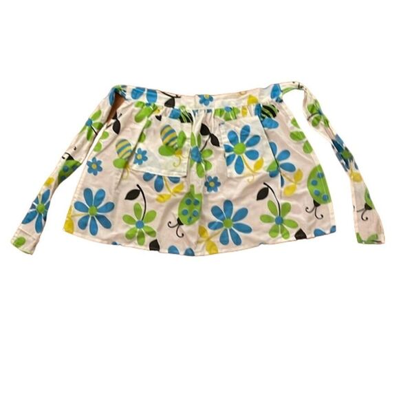 Hand Crafted Other - Vintage 1970s Green White Floral Kitchen Apron One Size Pocket Handmade Bee